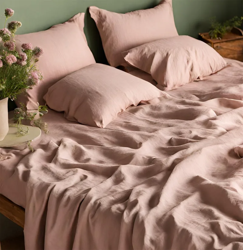 ľanové obliečky v ružovej farbe v spáni s kvetmi so zelenou stenou