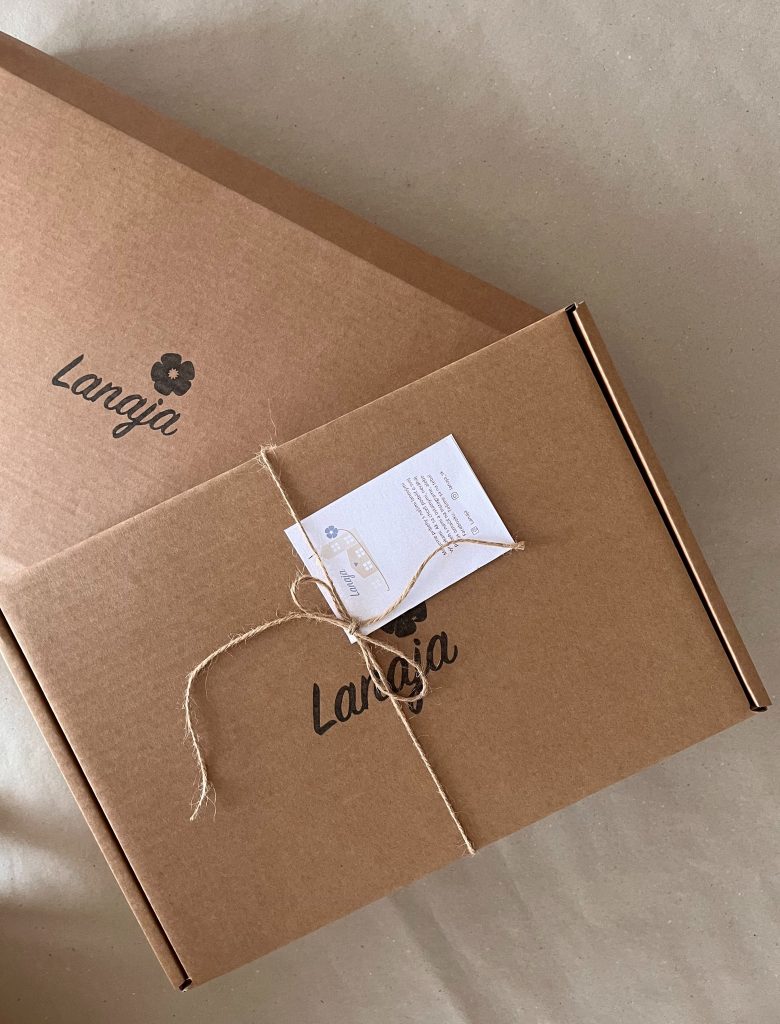 udržatelné ľanové darčeky zabalené v recyklovanej papierovej krabici LANAJA